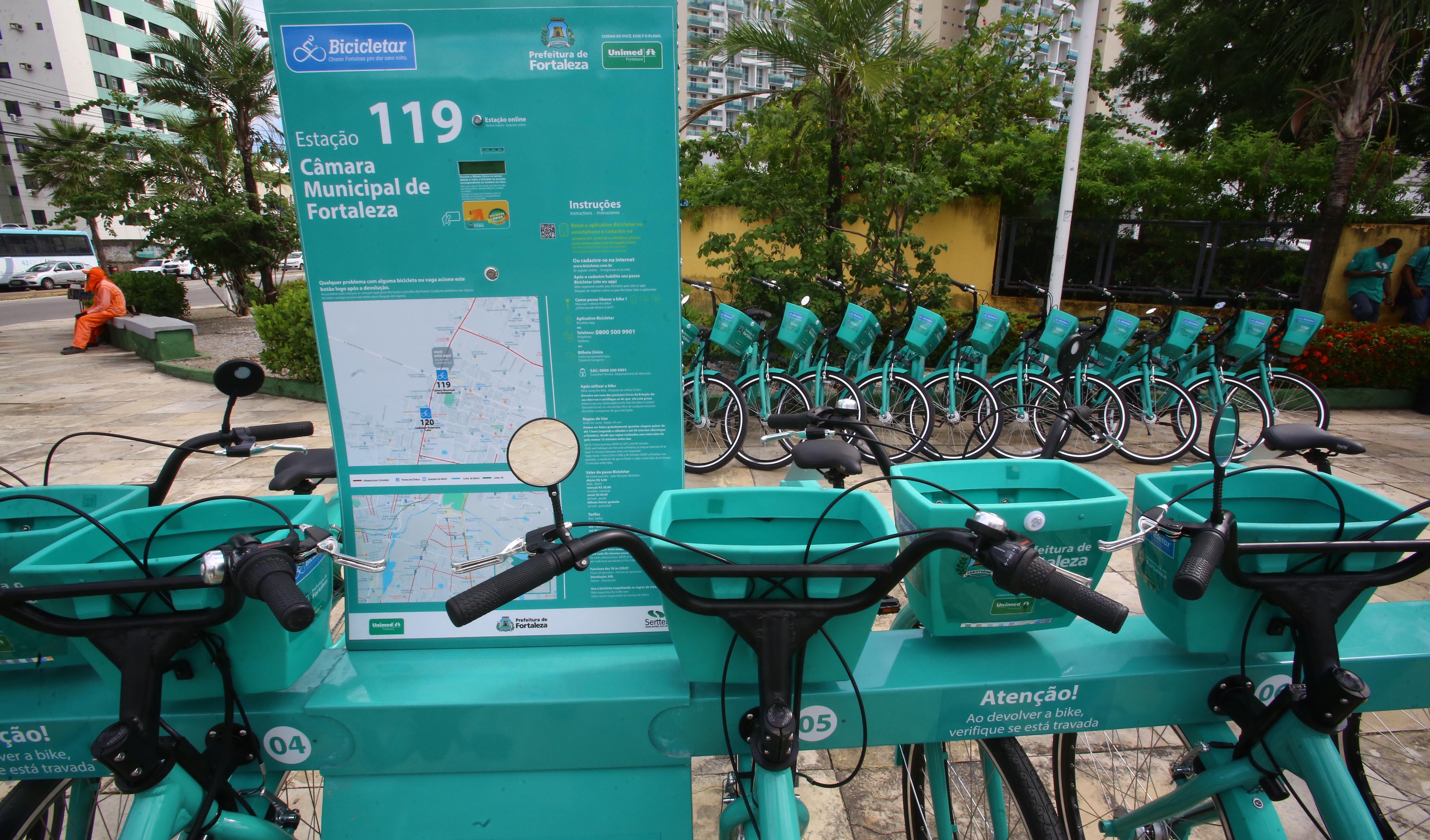 bicicletas estacionadas em estação